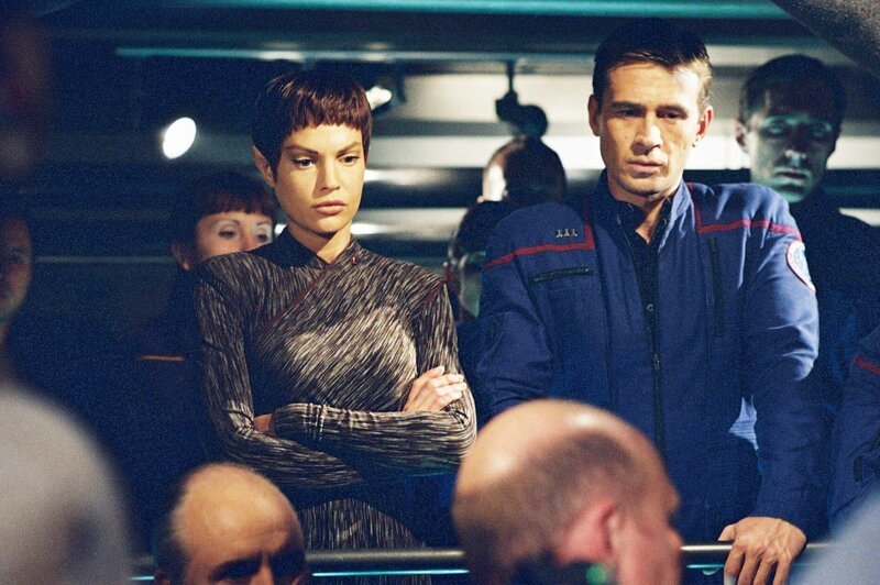 Aufgrund der neutronischen Wellenfront die sich der Enterprise mit großer Geschwindigkeit nähert suchen Tucker (Connor Trinneer, r.) und T’Pol (Jolene Blalock, l.) nach einem Weg, um die Besatzung vor der lebensgefährlichen Strahlung der Wellenfront zu schützen … – Bild: TM CBS Studios Inc /​ SYFY