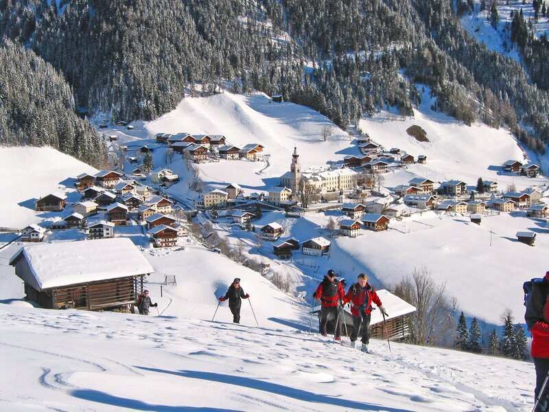 Blick auf den Wallfahrstort Maria Luggau. – Bild: ORF III