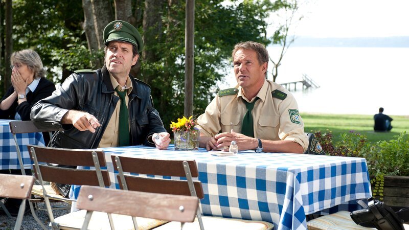 L-R: Polizeiobermeister Johannes Staller (Helmfried von Lüttichau) and Polizeiobermeister Franz Hubert (Christian Tramitz) – Bild: Die Verwendung ist nur bei redak /​ Tele München /​ © TMG und Entertainment Factory