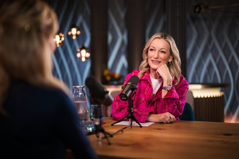 Monika Gruber (r.) und Nina Workhard während „Die Gruaberin – Vodcast“ in Salzburg, Österreich. – Bild: ServusTV /​ Sebastian Marko