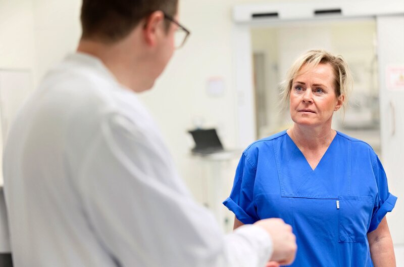 Kameraden der Berufsfeuerwehr Greifswald mit Spreizer – Bild: NDR/​Rebekka Bahr