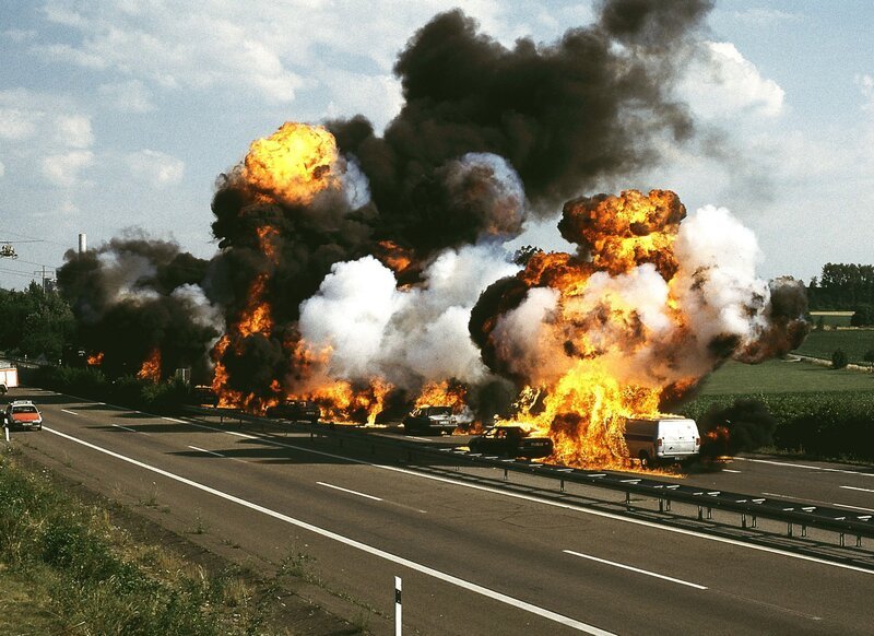 Joe (Tonio Arango), Opfer eines schweren Verkehrsunfalls, rächt sich an Schaulustigen, die damals die Zufahrt zu seiner Unfallstelle blockiert haben. – Bild: RTL /​ Gordon Mühle