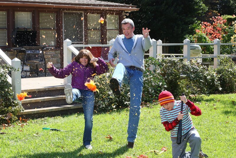 Ein neuer Gemüseladen sorgt bei Frankie (Patricia Heaton, l.), Mike (Neil Flynn, M.) und Brick (Atticus Shaffer, r.) für viel Spaß … – Bild: Warner Bros.