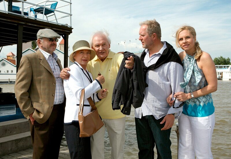 Thomas (Harald Krassnitzer, 2.von rechts) und Claudia (Susanne Michel, rechts) wollen mit Blasius (Branko Samarovski, links), Hermine (Christine Ostermayer, 2.von links) und Gottfried (Wolfgang Hübsch, 3. von links) eine idyllische Schifffahrt machen. – Bild: ARD/​ARD/​ORF/​Petro Domenigg