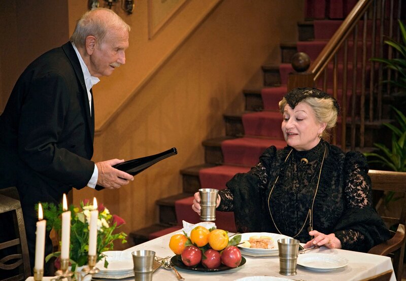 „Genauso wie’s letzte Mal, Fräulein Sophie?“ – „Genauso wie jedes Jahr, Johann!“ Margit Sponheimer als Fräulein Sophie und Walter Flamme in der Rolle des treuen Dieners Johann. – Bild: HR/​Benjamin Knabe