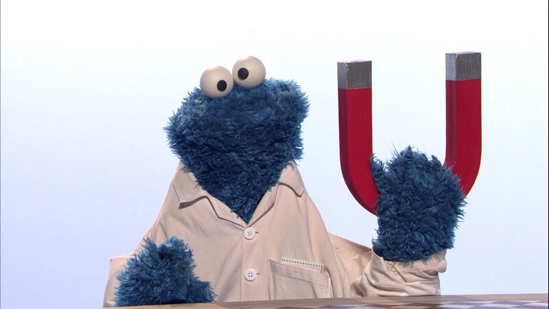 Krümel erklärt: Magnetismus. – Bild: NDR/​Sesame Workshop