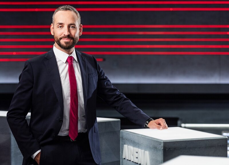 Moderator Mario Grossniklaus – Bild: SRF/​Oscar Alessio