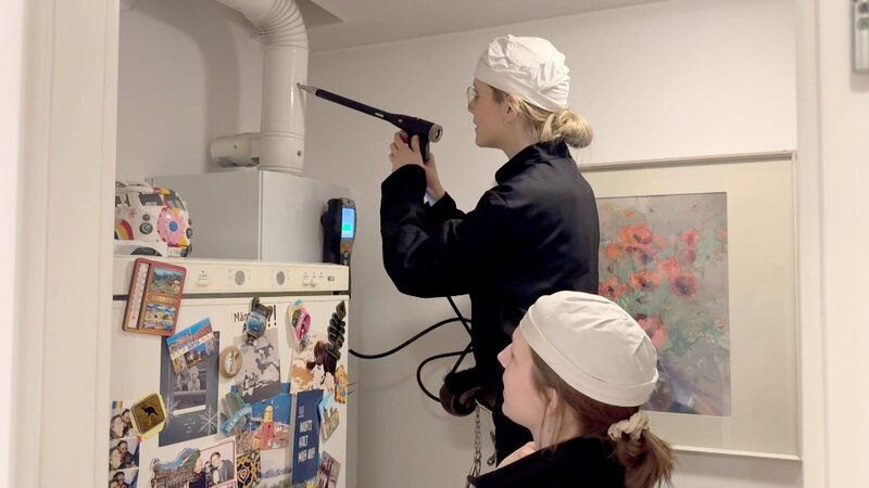 Lena darf das Heizgerät überprüfen. – Bild: ORF