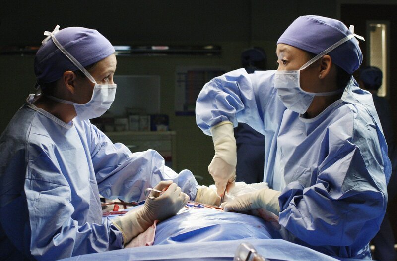 Lexie und ihre Kollegen experimentieren und schnippeln weiter an sich herum, bis es zu einer Komplikation kommt. Cristina (Sandra Oh, r.) und Meredith (Elen Pompeo, l.) sind sofort zur Stelle, um das Leben von Sadie zu retten … – Bild: American Broadcasting Companies, Inc. /​ Karen Neal