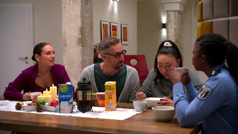 Milla fühlt sich in der neuen WG alles andere als willkommen: Beim Frühstück wird sie übergangen, und ihre Versuche, ins Gespräch zu kommen, laufen ins Leere. Als sie ihren Frust bei Emmi rauslässt, ahnt sie nicht, dass sie belauscht wird. – Bild: RTLZWEI