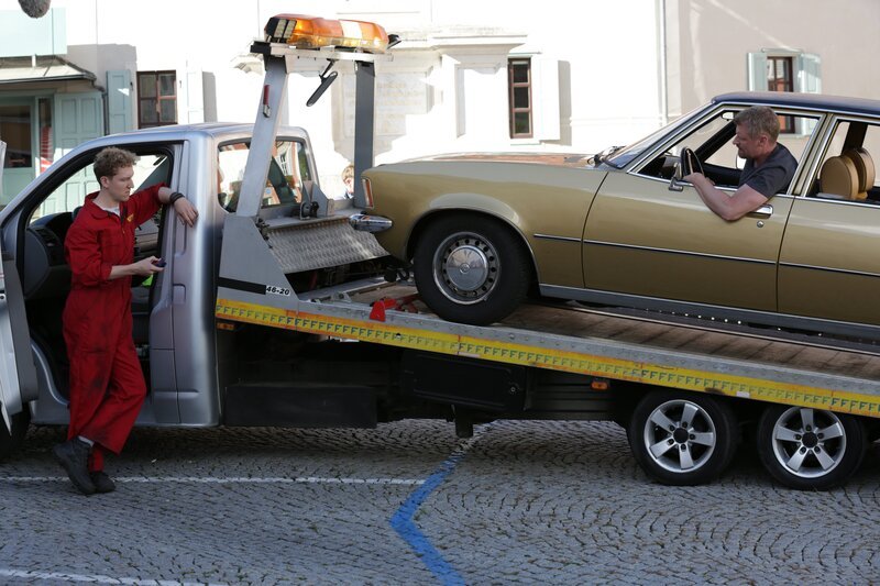 Major Herzogs (Martin Gruber, r.) Auto hat in Pöllau seinen Geist aufgegeben. Walter Riedl (Christoph Thim, l.) ist zur Stelle. – Bild: SATELFILM/​stefanharing /​ ZDF