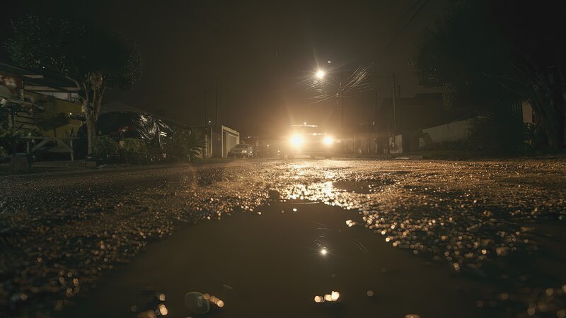 Auto in der dunklen Straße von Sao Paulo – Bild: Beta Entertainment Spain 2023 /​ Crime + Investigation