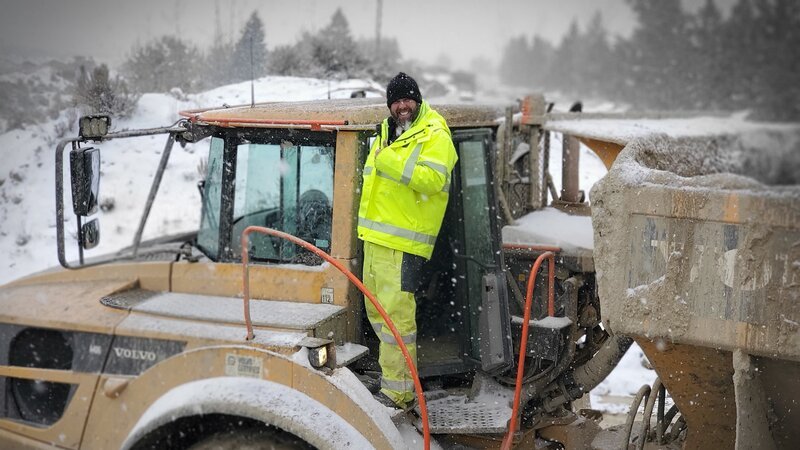 Casey morgan standing on the rock truck covered in snow – Bild: Discovery Communications, LLC