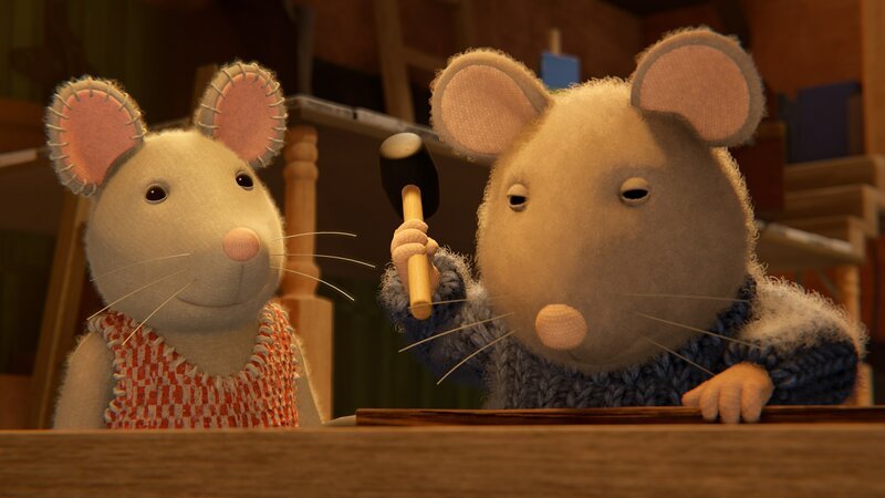 Sam (rechts) will unbedingt beweisen, dass sein Opa kein Lügner ist. Deshalb baut er den Schlitten nach, den Opa Seemann ihm, Julia (links) und Dr. Pustel in einer seiner Abenteuergeschichten genau beschrieben hatte. – Bild: ZDF/​Cielo Films/​Caribara Production/​SuperswissRed/​M.A.R.K.13/​ZDF Studios GmbH