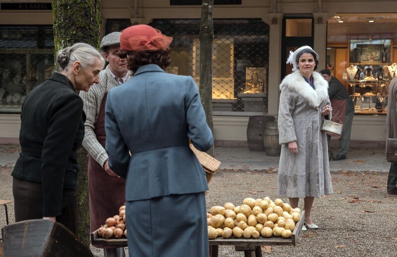 Verkaufserfolg ist das eine. Besondere Freude hat Aenne (Katharina Wackernagel) aber, wenn sie die nach den Schnitten genähten Kleider auf der Straße sieht. Genauso hat sie es sich erträumt … – Bild: SWR/​Hardy Brackmann