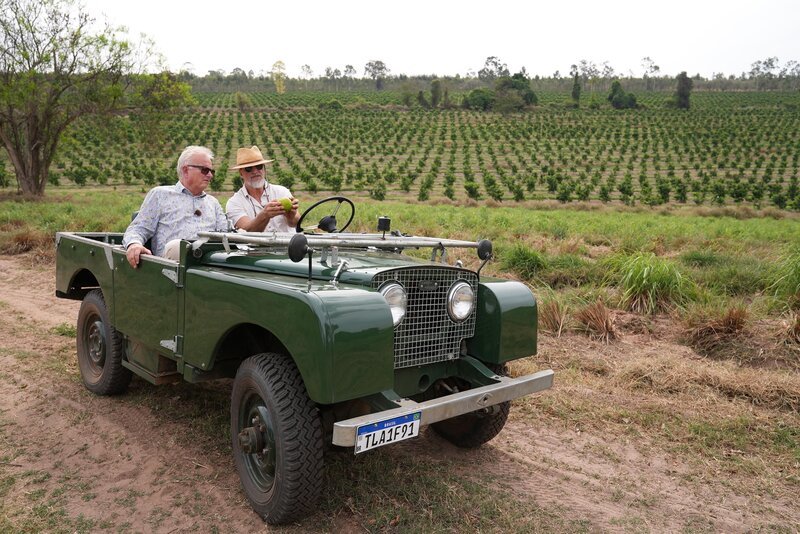 Tillmann Miritz (l.) auf der Zitrusplantage der Firma Dierberger in Brasilien.  +++ Die Verwendung des sendungsbezogenen Materials ist nur mit dem Hinweis und Verlinkung auf RTL+ gestattet. +++ – Bild: RTL /​ Elias Priess