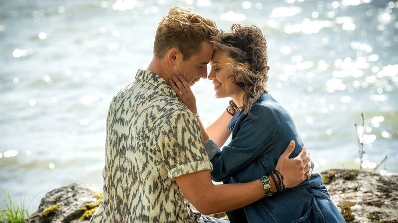 Inga Lindström – Die vergessene Hochzeit Erst Heirat, dann Liebe: Niklas Löffler als Albin, Vivien König als Pia – Bild: SRF/​ZDF/​Ralf Wilschewski