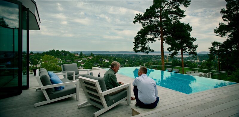 Jeppe (Jon Øigarden, r.) will die Beziehung zu seinem Vater (Henning Jensen, l.) ins Reine bringen. Doch das Wiedersehen nach so langer Zeit belastet ihn sehr. – Bild: Fremantle Norway /​ ZDF