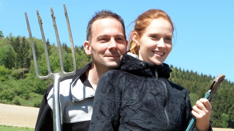 Sandra und Marc haben sich den Traum vom Luxus-Landleben erfüllt. Die 22-Jährige wohnt mit ihrem 15 Jahre älteren Freund auf 80 m², die sie teilweise selbst renoviert hat. – Bild: RTL II