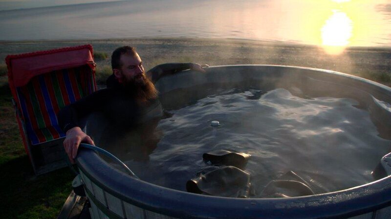 Genau das Richtige bei Minusgraden auf Föhr. Der gelernte Zimmermann Frederik Jeß ist der Liebe wegen auf Föhr hängen geblieben. Jetzt vermietet er Hotpots und rollende Saunawagen am Strand. – Bild: NDR