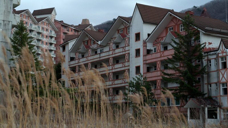 Ein ehemaliges Skiresort in Südkorea mit alpinem Charme. – Bild: Banijay Rights Limited/​WeltN24 GmbH