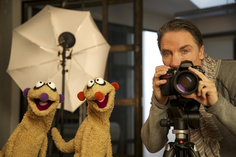 Die Erdmännchen Jan und Henry suchen einen Waschbär und werden überraschend Fotomodels. – Bild: rbb/​bigSmile Ent./​NDR/​MDR