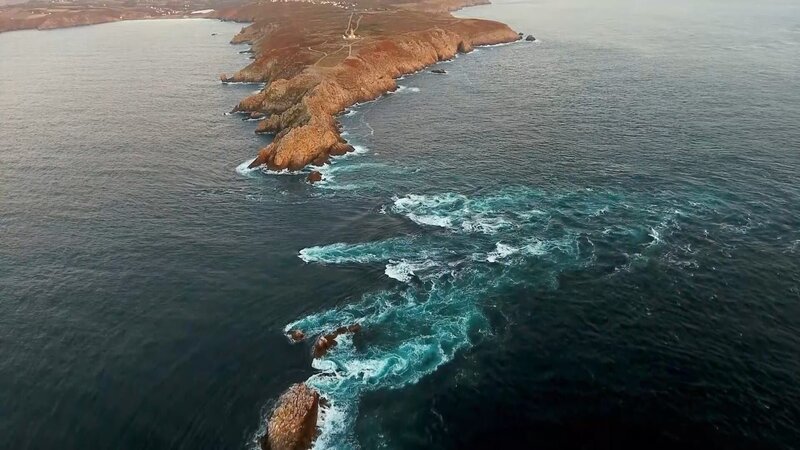 Die Gewässer rund um Pointe du Raz sind unter Seeleute gefürchtet. – Bild: ZDF und arte/​Bea Müller