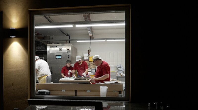 In den vergangenen Jahren hat Bäcker Behrens viel Geld investiert. Heute können ihm die Kunden sogar bei der Arbeit zuschauen. – Bild: NDR/​Video-Magic