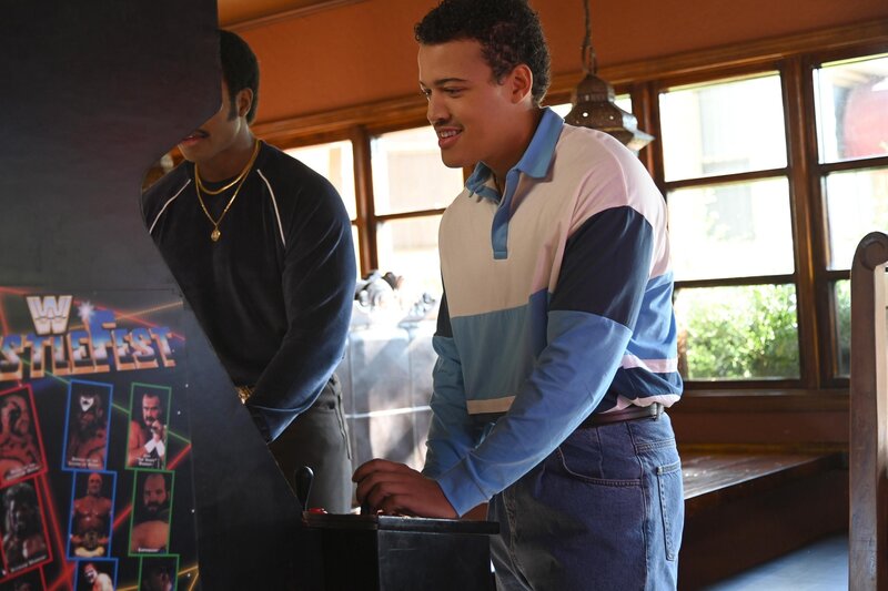 Rocky Johnson (Joseph Lee Anderson, l.); Dwayne Johnson (Bradley Constant, r.) – Bild: Universal Television LLC