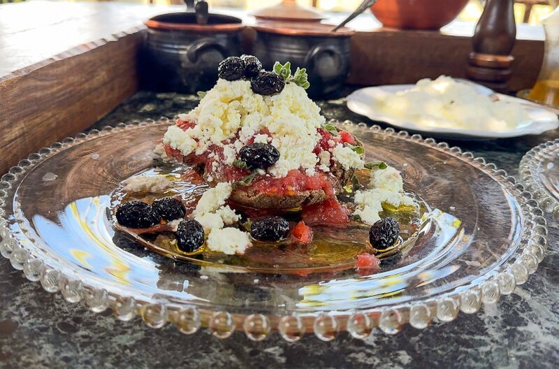 Ein Symbol der kretischen Küche: Dakos – Bild: Elephant Doc