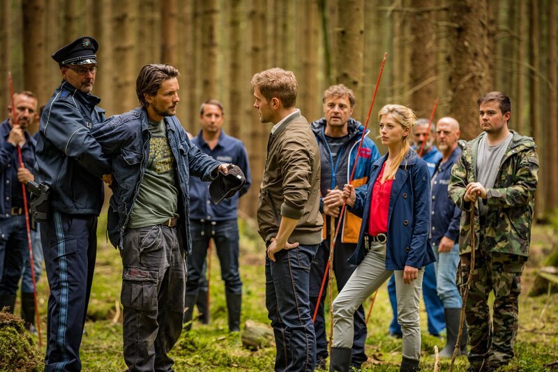 Dominik Morgenstern (Joscha Kiefer) und Resi Schwaiger (Mersiha Husagic) holen den aufgebrachten Uwe Zöllner (Bert Tischendorf) aus der Gruppe. – Bild: ZDF und MARKUS SAPPER