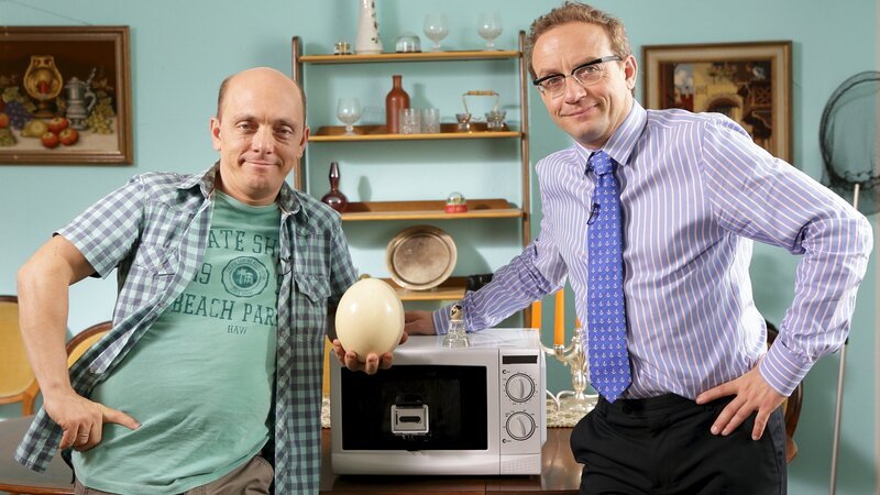 Kann man ein Ei in der Mikrowelle kochen? Bernhard Hoëcker und Wigald Boning wollen es ausprobieren. – Bild: ZDF und Michael Böhme