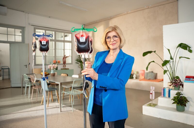 Kennen Sie ihre Blutgruppe? Gibt es einen Zusammenhang zwischen Blutgruppen und Gesundheit? Susanne Holst verrät es Ihnen bei „Wissen vor acht – Mensch“. – Bild: ARD/​Kilian Amrehm
