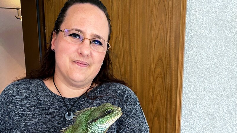 SRF bi de Lüt – Echte Tierhelden Biggi Keller vom «Verein AquaTerra-Herz» mit Linn, einer Wasseragame 2021 – Bild: SRF