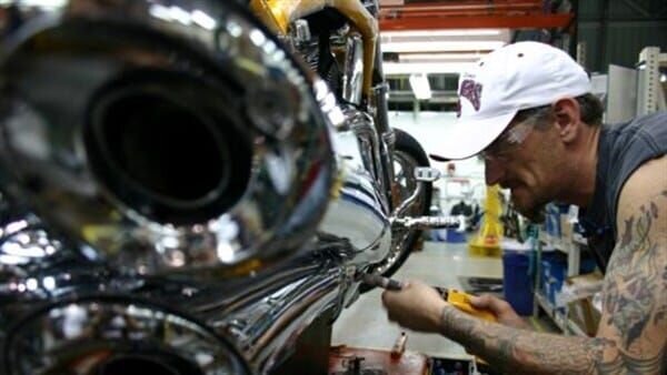 Im Jahre 1904 bauten die Herren William S. Harley und Arthur Davidson ihr erstes Motorrad. Heute zeigt der Film, wie die Motorräder in Milwaukee gebaut werden. – Bild: National Geographic Channel