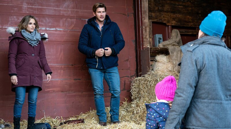 Ein Schneesturm zwingt Lina (Rachael Leigh Cook) und Max (Greyston Holt), gemeinsam einen Weg zurück in ihre Heimatstadt zu finden.. – Bild: RTLZWEI /​ Kailey Schwerman