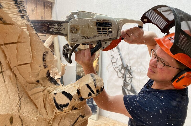 Kunst für die Kirche: Thomas Hildenbrand arbeitet an einer neuen Skulptur. – Bild: SWR/​Uta Meyer