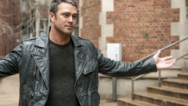 Kelly Severide (Taylor Kinney) will einem Kollegen einen Gefallen tun. Doch um sein Versprechen zu halten, muss er eine Person aus seiner Vergangenheit aufsuchen. – Bild: RTL /​ NBCUniversal