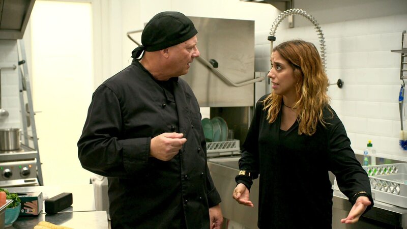 Mike verbringt einen entspannten Tag mit Sara und lässt dabei Valentinas Warnungen über Pierre links liegen. Als Valentina Pierre schließlich auf frischer Tat beim Trinken ertappt und Mike alarmiert, glaubt er ihr kein Wort. – Bild: RTLZWEI