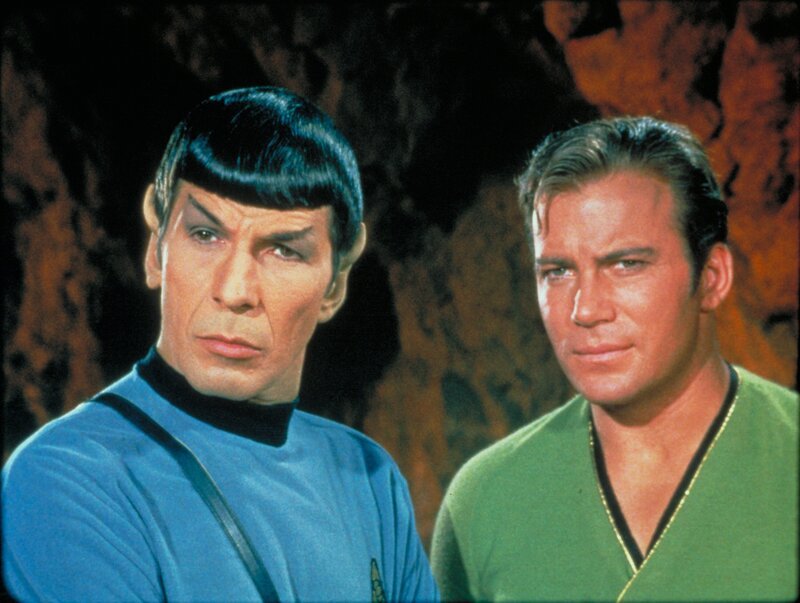 Commander Spock (Leonard Nimoy, l.) und Admiral James T. Kirk (William Shatner, r.) sehen sich mit einer ungewöhnlichen Gefahr konfrontiert. – Bild: ATV2