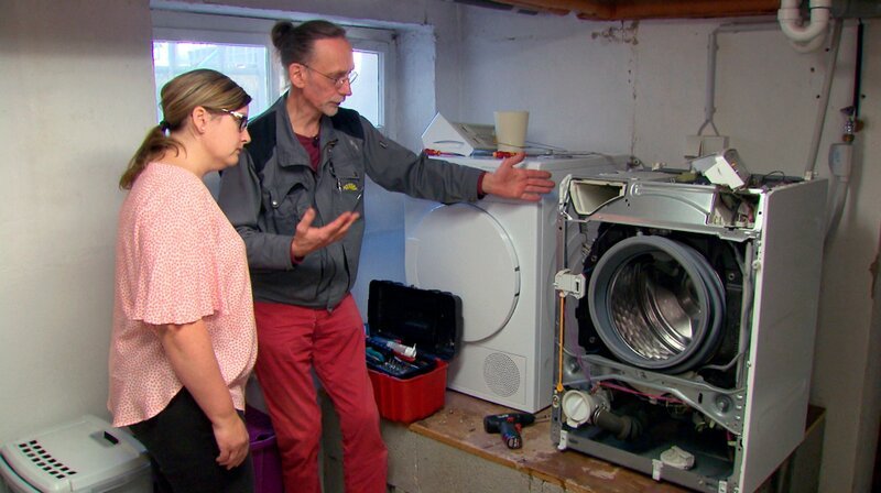 Heinrich Jung von der Firma Blitzblume Ingelheim erklärt einer Kundin das Innenleben der Waschmaschine. – Bild: SWR