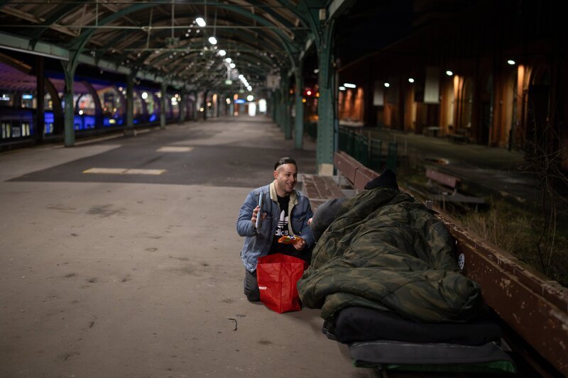 Rund 50.000 Obdachlose leben in Deutschland auf der Straße. In Kassel kümmert sich Kevin um obdachlose Menschen. – Bild: ZDF /​ Felix Kost