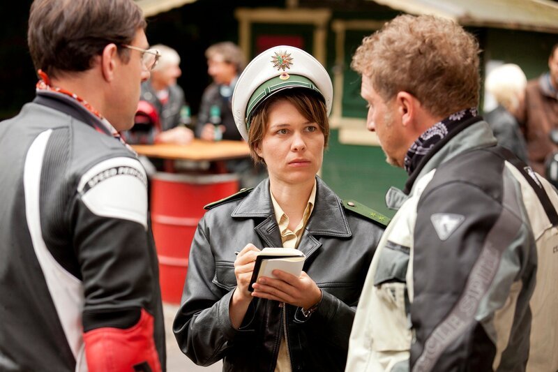 Bärbel Schmied (Meike Droste, M.) verhört die Streithähne Herbert Köhnen (Thomas Loibl, l.) und Jo (Matthias Komm, r.). – Bild: ARD/​Frank Dicks