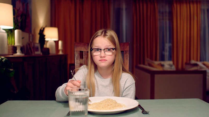 Floor (Bobbie Mulder) hat Sehnsucht nach dem normalen Essen. – Bild: NDR/​NL Film