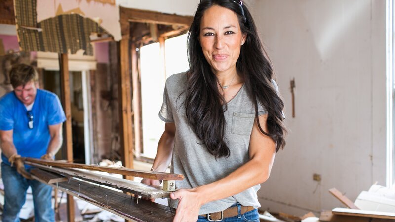 Hosts Chip and Joanna Gaines remove debris from the kitchen of the Bell home, as seen on Fixer Upper. (action) – Bild: Rachel Whyte /​ HGTV