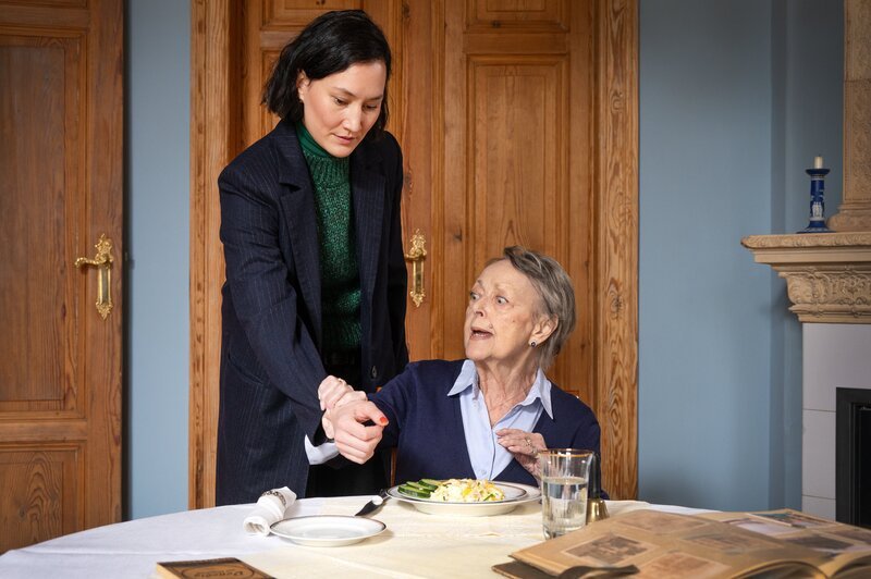 Plötzlich packt Gabriele Spickendorff (Barbara Schöne, r.) Ermittlerin Pauline Hobrecht (Agnes Decker, l.) am Handgelenk – und beschuldigt sie des Diebstahls. Ein Moment ihrer Demenz, der dennoch wichtige Hinweise für den Mordfall liefert. – Bild: Britta Krehl /​ ZDF