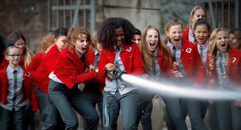 Der Club der hässlichen Kinder: Die Befreiten drängen ihre Wachen zurück. – Bild: NDR/​Umami Media /​ KiKA /​ NDR/​Umami Media