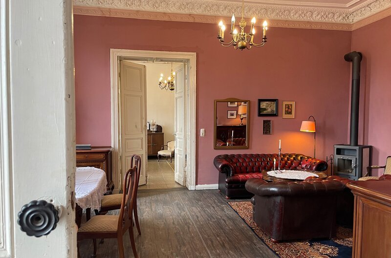 „Imperial Rosa“ – aus den muffigen Zimmern des leerstehenden Herrenhauses sind wieder imposante Räume geworden. – Bild: NDR/​Populärfilm