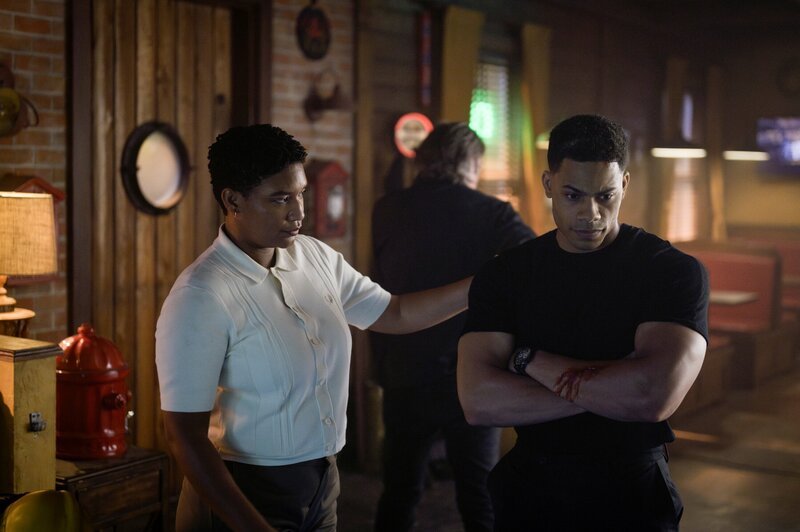 In the midst of Gabriela and Diego’s wedding, a helicopter crash ignites chaos and the team immediately jumps into action to stop fires and help victims, on the third season premiere of FIRE COUNTRY. Pictured (L-R): Jules Latimer as Eve Edwards and Jordan Calloway as Jake Crawford. – Bild: Eric Milner /​ CBS ENTERTAINMENT /​ CBS Broadcasting Inc.