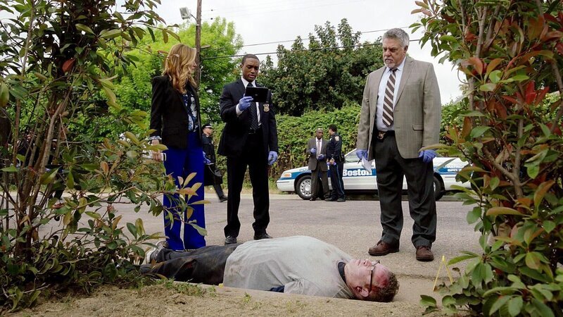 Lehrer David Sutton (Chris Tallman) ist von einem Auto überfahren worden. Maura (Sasha Alexander), Detective Korsak (Bruce McGill, r.) und Detective Frost (Lee Thompson Young) besichtigen den Tatort.     +++ – Bild: RTL /​ Warner Bros. Entertainment /​ Alle für Eine